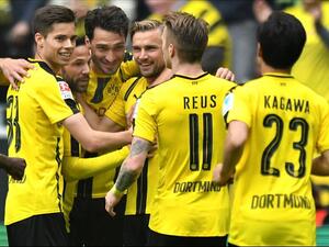 لاعبو دورتموند يحتفلون بالهدف الأول