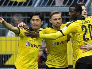 لاعبو دورتموند يحتفلون بهدف كاغاوا (يسار)
