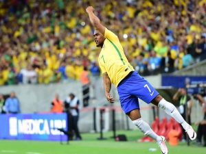 كوشتا يحتفل بهدفه