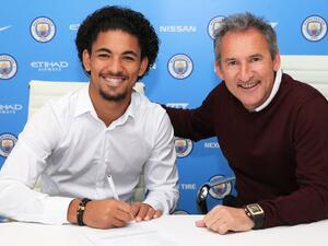 دوغلاس لويز ينتقل إلى مانشستر سيتي