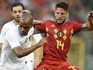 صراع على الكرة بين درايس ميرتينز (يمين) وجواو ماريو