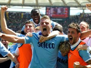 باستا (وسط) يحتفل بهدفه