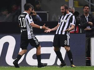 هيغواين (يمين) يحتفل خلال المباراة رفقة زميله باولو ديبالا