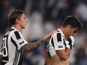 فيديريكو بيرنارديسكي (يسار) يواسي ديبالا بعد إهدار الأخير ركلة جزاء حاسمة ليوفنتوس