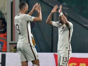 بيريش ودجيكو يحتفلان خلال المباراة