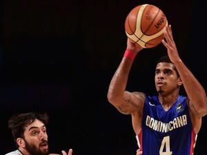 Argentina's Facundo Campazzo (L) vies for the ball with Edgar Sosa (R) of the Dominican Republic, during a 2015 FIBA Americas Championship Men's Olympic qualifying match at the Sport Palace in Mexico City on September 8, 2015. AFP PHOTO/RONALDO SCHEMIDT
RONALDO SCHEMIDT / AFP