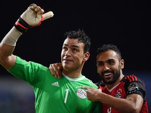 الحضري (يسار) وأحمد المحمدي (يمين) يحتفلان بتأهل مصر التاريخي للنهائي