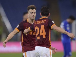 ستيفان الشعراوي (يسار) يهنىء فلورينزي بهدفه