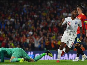 ستيرلينغ يقود إنجلترا لفوزٍ مهمٍ على إسبانيا