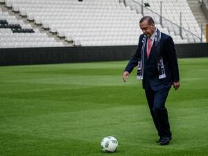 Turkish President Recep Tayyip Erdogan kicks the ball on April 10, 2016 in Istanbul at Besiktas football club's "Vodafone Arena" new stadium on its opening day.
OZAN KOSE / AFP