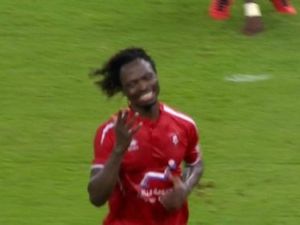 إيرنيست يحتفل بهدفه