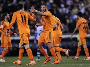 كريم بنزيمة يتلقى التهنئة من بايل بعد هدفه في مرمى إسبانيول خلال لقاء الذهاب