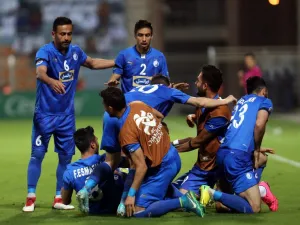 لاعبو استقلال طهران يحتفلون بالهدف