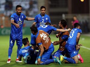 لاعبو استقلال طهران يحتفلون بالهدف
