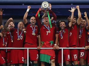 رونالدو (وسط) يرفع كأس أوروبا