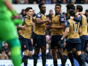 لاعبو آرسنال يحتفلون بهدف ويلبيك (الثاني من اليسار)