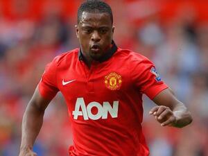 Evra signs Manchester United extension