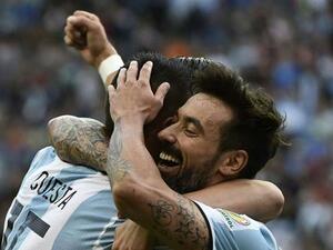 لاعبو الأرجنتين يحتفلون بهدف لافيتزي