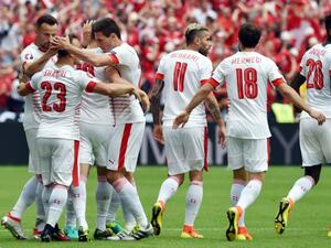 لاعبو سويسرا يحتفلون بالهدف