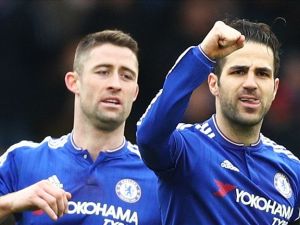 سيسك فابريغاس (يمين)