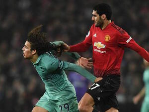 فيلايني يشد شعر غندوزي