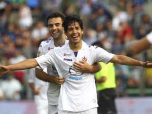 فيرنانديز وروسي يحتفلان بهدف الفيولا الأول