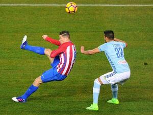 توريس (يسار) يسدد مسجلاً هدف أتلتيكو الأول