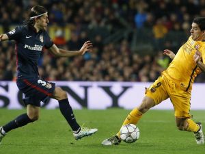 صراع على الكرة بين لويس سواريز (يمين) وفيليبي لويس