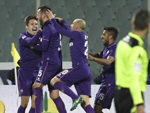 لاعبو فيورنتينا يحتفلون بالهدف الثاني