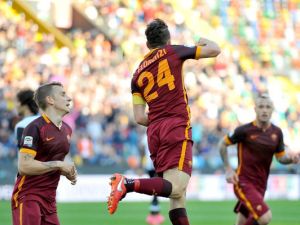 فلورينزي (وسط) يحتفل بهدفه