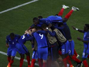 لاعبو فرنسا يحتفلون بالهدف الأول