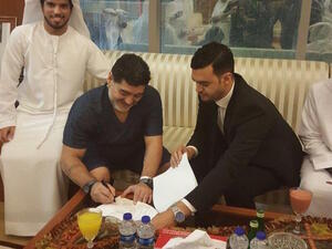 مارادونا يوقع على عقده مع الفجيرة