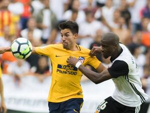 صراع على الكرة بين جيوفري كوندوغبيا (يمين) ونيكولاس غايتان