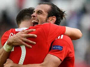 غاريث بايل (يمين)