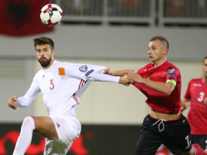 جيرارد بيكيه مدافع إسبانيا (يسار) خلال المباراة