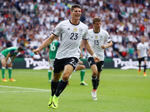 غوميز يحتفل بهدفه