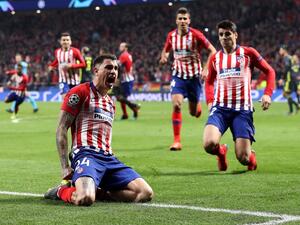 خيمينيز يحتفل بهدفه (يسار)