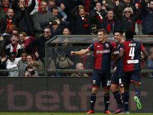 لاعبو جنوى يحتفلون بأحد أهداف سيميوني