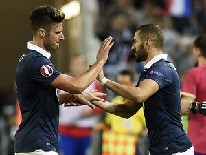 France's forward Olivier Giroud (L) leaves the pitch next to France's forward Karim Benzema during the Euro 2016 friendly football match France vs Serbia at the Matmut Atlantique stadium in Bordeaux on September 7, 2015. AFP PHOTO/ FRANCK FIFE
FRANCK FIFE / AFP