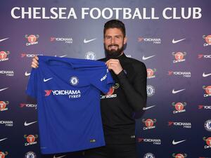 جيرو يرفع قميص فريقه الجديد