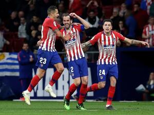 لاعبو أتلتيكو مدريد يحتفلون بالهدف الأول