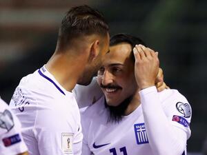 ميتروغلو (يمين) يتلقى التهنئة بهدفه