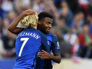 ليمار (يمين) وغريزمان يحتفلان بأحد الأهداف