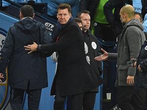 غوارديولا يحاول مصافحة ساري بعد المباراة