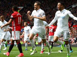 سيغوردسون يحتفل بهدفه