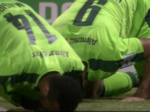 الأهلي يحقق فوزاً متأخراً