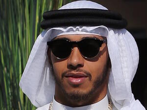 لويس هاميلتون بالثوب العربي خلال تواجده في البحرين