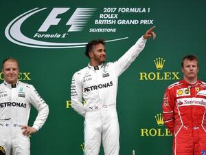 هاميلتون (وسط) يحتفل بالفوز