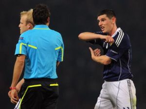 لاعب يعترض على قرار الحكم