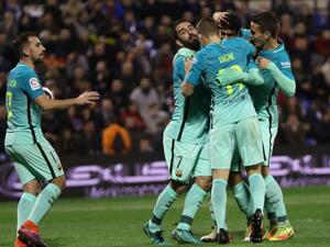 لاعبو برشلونة يحتفلون بهدف آلينيا